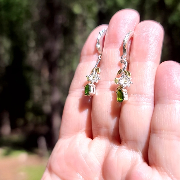 Stunning Chrome Diopside & Peridot sterling floral earrings - Picture 11 of 15